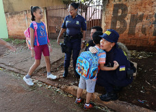 Guardas municipais constroem elo com crianças e adolescentes durante as rondas escolares. Foto: A. Frota