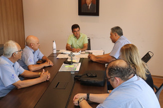Foto: Divulgação   Legenda – O prefeito Marçal Filho reunido com a secretária Gisella Silva Melo e representantes da Federação de Bandas e Fanfarras do Estado
