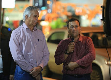 O presidente do CID, Hédio Fazan, discursa ao lado do presidente do sindicato rural Lúcio Damália, durante a abertura da Central da Imprensa