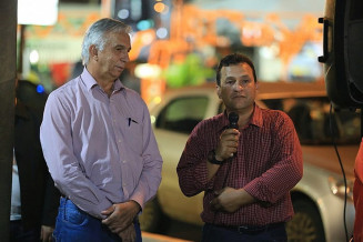 O presidente do CID, Hédio Fazan, discursa ao lado do presidente do sindicato rural Lúcio Damália, durante a abertura da Central da Imprensa