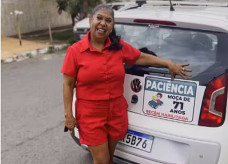 A professora aposentada Mirtes Macedo, recém habilitada, pede "paciência". O aviso está na placa colocada do lado de fora do carro. - Foto: TV Anhaguera/G1