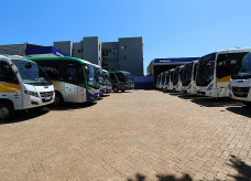 Empresa terceirizada GWA está com 35 novos ônibus de um total de frota de 70 veículos que atendem estudantes da área rural; toda frota será renovada 100% até o final do ano – Foto: A. Frota