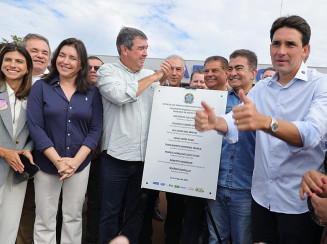 Solenidade de descerramento da placa que marcou a entrega simbólica das obras da pista do Aeroporto Regional Francisco de Matos Pereira à Prefeitura de Dourados. Foto: A. Frota