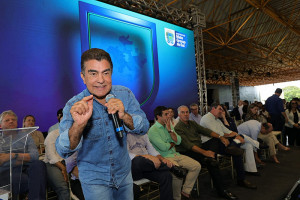 Prefeito Marçal Filho discursa durante solenidade para lançamento de obras do governo federal em Dourados. Foto: A. Frota