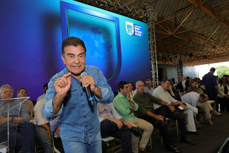 Prefeito Marçal Filho discursa durante solenidade para lançamento de obras do governo federal em Dourados. Foto: A. Frota