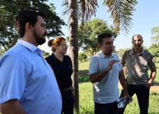 Prefeito Marçal Filho com os secretários municipais durante lançamento da 1ª Festa da Páscoa de Dourados na manhã desta quarta-feira. Foto: A. Frota