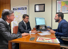 Com o deputado federal Dagoberto Nogueira, Marçal Filho manteve audiência com Anderson Sampaio, diretor de Ações Educacionais do FNDE. Foto: Assecom