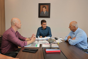 Prefeito Marçal Filho recebeu em seu gabinete o sócio-proprietário da Vifran, Salvador Franzese, e o coordenador de vendas Robson Ruedell – Foto: A. Frota