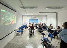Produtores do Projeto Renascer Peixe, selecionados para o abate de peixes para venda na Festa da Páscoa, durante treinamento na UFGD. Foto: Divulgação