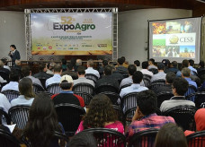 Auditório ficou lotado com agronomos , produtores rurais e estudantes universitários