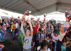 Grande público compareceu na tarde deste domingo no Parque Antenor Martins, onde foram distribuídos milhares de ovos de Páscoa para as crianças – Fotos: A. Frota