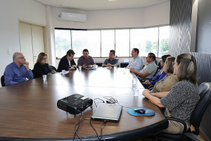 Reunião no gabinete do prefeito Marçal Filho debateu necessidade de aumento de repasses estaduais para a saúde em Dourados – Foto: A. Frota