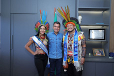 Prefeito Marçal Filho com Maria Eduarda e Júnior Sanches, miss e mister indígena Dourados. Foto: A. Frota