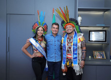 Prefeito Marçal Filho com Maria Eduarda e Júnior Sanches, miss e mister indígena Dourados. Foto: A. Frota