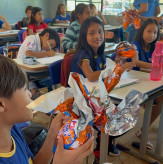 Alunos da Rede Municipal de Ensino na Reserva Indígena de Dourados receberam ovos de Páscoa. Divulgação/Assecom