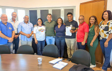 Prefeito Marçal Filho entrega ao presidente do Simted, Thiago Coelho Silva, a proposta de reajuste que foi aprovada hoje por unanimidade pelos trabalhadores em Educação. Foto: Divulgação