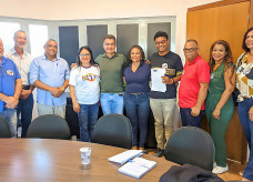 Prefeito Marçal Filho entrega ao presidente do Simted, Thiago Coelho Silva, a proposta de reajuste que foi aprovada hoje por unanimidade pelos trabalhadores em Educação. Foto: Divulgação