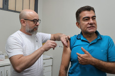 Prefeito Marçal Filho tomou vacina contra a gripe e convida público-alvo a comparecer nos postos de saúde ou no PAM para imunização. Foto: A. Frota