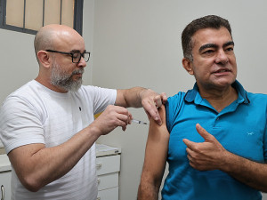 Prefeito Marçal Filho tomou vacina contra a gripe e convida público-alvo a comparecer nos postos de saúde ou no PAM para imunização. Foto: A. Frota
