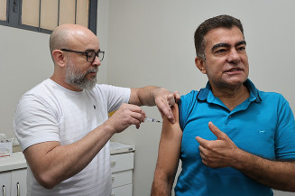 Prefeito Marçal Filho tomou vacina contra a gripe e convida público-alvo a comparecer nos postos de saúde ou no PAM para imunização. Foto: A. Frota