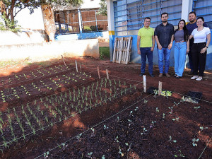 O prefeito Marçal Filho foi conhecer de perto o projeto de horta agroecológica na Escola Municipal Iria Lucia Wilhelm Konzen, no Parque do Lago II