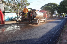 Serviço de recapeamento chega até as ruas do Jardim São Pedro em Dourados – Foto: A. Frota