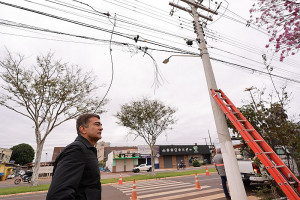 Foto: A. Frota Legenda da foto: Prefeito Marçal Filho acompanha remoção de cabos obsoletos de internet e telefonia e pede colaboração de empresas