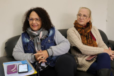 Gisele Ferreira, coordenadora da ABA e Emília Pott , assistente social destacam que Outlet do Jeans traz oportunidades de economia para a comunidade e ajuda os residentes de Dourados. Foto: A. Frota