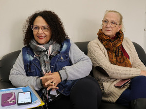 Gisele Ferreira, coordenadora da ABA e Emília Pott , assistente social destacam que Outlet do Jeans traz oportunidades de economia para a comunidade e ajuda os residentes de Dourados. Foto: A. Frota