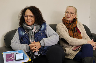 Gisele Ferreira, coordenadora da ABA e Emília Pott , assistente social destacam que Outlet do Jeans traz oportunidades de economia para a comunidade e ajuda os residentes de Dourados. Foto: A. Frota