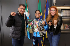 A atleta Cristiane Ávila com o prefeito Marçal Filho e a diretora-presidente da Funed, Gisely Assunção. Foto: A. Frota