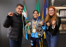 A atleta Cristiane Ávila com o prefeito Marçal Filho e a diretora-presidente da Funed, Gisely Assunção. Foto: A. Frota
