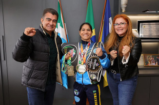 A atleta Cristiane Ávila com o prefeito Marçal Filho e a diretora-presidente da Funed, Gisely Assunção. Foto: A. Frota
