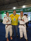 O técnico Jorge Henrique com os atletas Gabriel Silva e Mariana Piveta Giachini, do Clube Judô Sakurá – Foto: Divulgação