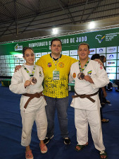 O técnico Jorge Henrique com os atletas Gabriel Silva e Mariana Piveta Giachini, do Clube Judô Sakurá – Foto: Divulgação
