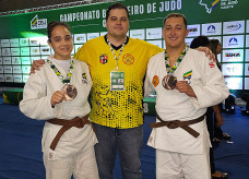 O técnico Jorge Henrique com os atletas Gabriel Silva e Mariana Piveta Giachini, do Clube Judô Sakurá – Foto: Divulgação