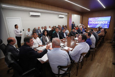 O prefeito Marçal Filho e demais autoridades reunido com o governador Eduardo Riedel para discutir projetos do MS Ativo para o município de Dourados. Fotos: Saul Schramm