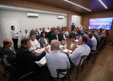 O prefeito Marçal Filho e demais autoridades reunido com o governador Eduardo Riedel para discutir projetos do MS Ativo para o município de Dourados. Fotos: Saul Schramm