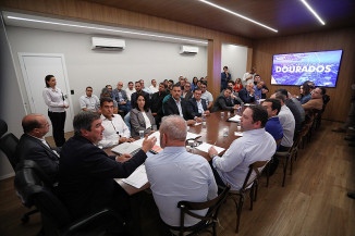 O prefeito Marçal Filho e demais autoridades reunido com o governador Eduardo Riedel para discutir projetos do MS Ativo para o município de Dourados. Fotos: Saul Schramm