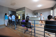 Ao chegar na unidade de saúde da aldeia Jaguapiru, prefeito Marçal Filho conversa com servidores. Foto: A. Frota