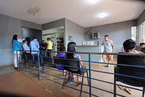 Ao chegar na unidade de saúde da aldeia Jaguapiru, prefeito Marçal Filho conversa com servidores. Foto: A. Frota