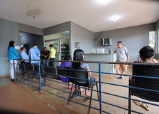 Ao chegar na unidade de saúde da aldeia Jaguapiru, prefeito Marçal Filho conversa com servidores. Foto: A. Frota