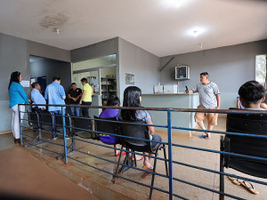 Ao chegar na unidade de saúde da aldeia Jaguapiru, prefeito Marçal Filho conversa com servidores. Foto: A. Frota