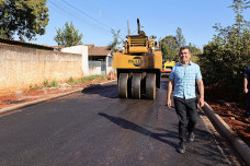 Prefeito Marçal Filho durante vistoria na manhã desta quarta-feira (16) à obra de asfalto que já avança para conclusão na Vila Esperança- Fotos: A. Frota