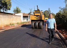 Prefeito Marçal Filho durante vistoria na manhã desta quarta-feira (16) à obra de asfalto que já avança para conclusão na Vila Esperança- Fotos: A. Frota