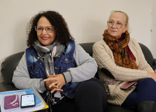 Gisele Ferreira, coordenadora da ABA e Emília Pott , assistente social, anunciam que o Outlet do Jeans será realizado em outra data em Dourados. Foto: A. Frota