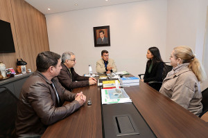 Débora Luíza, representante da Taticca, com o secretário de Saúde, Márcio Figueiredo, e a presidente da Funsaud, Maria Izabel de Aguiar, durante audiência com o prefeito Marçal Filho. Foto: A. Frota