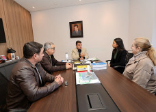 Débora Luíza, representante da Taticca, com o secretário de Saúde, Márcio Figueiredo, e a presidente da Funsaud, Maria Izabel de Aguiar, durante audiência com o prefeito Marçal Filho. Foto: A. Frota