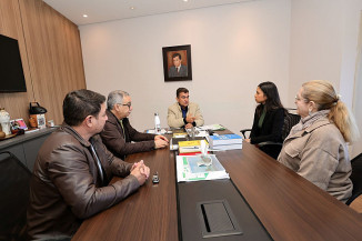 Débora Luíza, representante da Taticca, com o secretário de Saúde, Márcio Figueiredo, e a presidente da Funsaud, Maria Izabel de Aguiar, durante audiência com o prefeito Marçal Filho. Foto: A. Frota