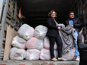 Prefeito Marçal Filho e secretária Shirley recebem cobertores que serão distribuídos para famílias carentes. Foto: A. Frota